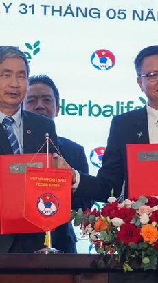 Herbalife Việt Nam tiếp tục là Nhà tài trợ chính thức của các Đội tuyển Bóng đá Quốc gia Việt Nam trong ba năm tiếp theo từ 2024 đến 2027. (Ảnh: Việt Anh/Vietnam+)