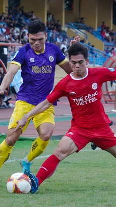 Trận "Derby Thủ đô" giữa Thể Công-Viettel (áo đỏ) và Hà Nội FC là tâm điểm ở vòng 2 V-League 2024-2025. (Ảnh: Việt Anh/Vietnam+)