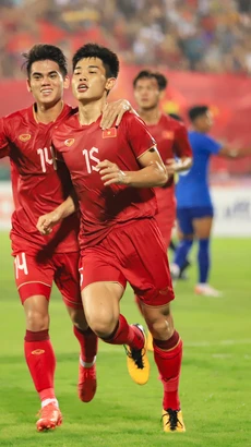 Khuất Văn Khang (trái) và Đình Bắc được kỳ vọng sẽ tỏa sáng ở ASEAN Cup 2024. (Ảnh: Việt Anh/Vietnam+)