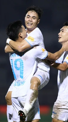 Vòng 7 V-League: Nam Định áp sát ngôi đầu, Văn Quyết phá kỷ lục của Công Vinh