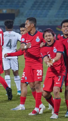 Chiến thắng 3-0 trước Timor Leste giúp Đội tuyển Singapore (áo đỏ) "rộng cửa" đi tiếp tại bảng A - AFF Cup 2024. (Ảnh: Việt Anh/Vietnam+)