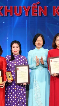 Tổng Giám đốc TTXVN Vũ Việt Trang trao giải Khuyến khích, Giải Báo chí Quốc gia, cho các tác giả, đại diện nhóm tác giả. (Ảnh: Thống Nhất/TTXVN)