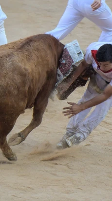 Đấu sỹ tại lễ hội đua bò tót nổi tiếng San Fermín ở trường đấu thành phố Pamplona, Tây Ban Nha ngày 7/7/2022. (Ảnh: AFP/TTXVN)