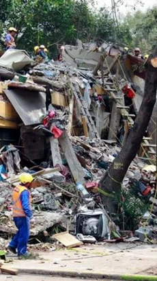 Lực lượng cứu hộ dọn dẹp hiện trường đổ nát sau một trận động đất ở Mexico City, Mexico. (Ảnh minh họa. Nguồn: THX/TTXVN)