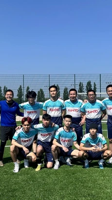 Đội bóng FC Đại sứ quán đại diện cho các cơ quan đại diện Việt Nam tại Anh lần đầu tiên tham dự giải bóng đá cộng đồng người Việt. (Ảnh: TTXVN phát)