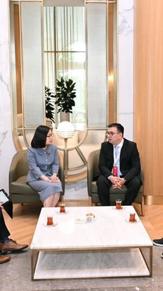 Phó Tổng giám đốc Đoàn Thị Tuyết Nhung gặp và trao đổi với Chủ tịch hãng AZERTAC về tăng cường hợp tác giữa Thông tấn xã Việt Nam và AZERTAC. (Ảnh: TTXVN)