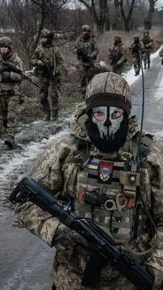 Quân nhân Ukraine tuần tra quanh căn cứ quân sự ở vùng Donetsk tháng 2/2023. (Ảnh: AFP/TTXVN)