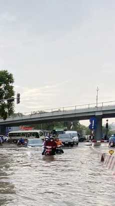 Đường phố Hà Nội lại ngập sau cơn mưa lớn