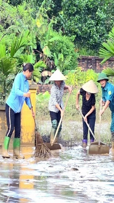 Người dân và các cơ quan chức năng thị trấn Cẩm Khê, huyện Cẩm Khê nỗ lực khắc phục hậu quả sau lũ. (Ảnh: Tạ Toàn/TTXVN)