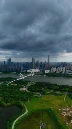 Mây mù bao phủ thành phố trước khi bão Pulasan đổ bộ vào Nam Kinh, Trung Quốc ngày 19/9. (Ảnh: Getty Images)