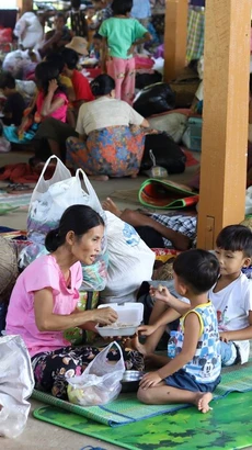 Người dân tạm trú tại một tu viện ở Nay Pyi Taw, Myanmar sau khi phải rời bỏ nhà cửa tránh lũ lụt. (Ảnh: THX/TTXVN)