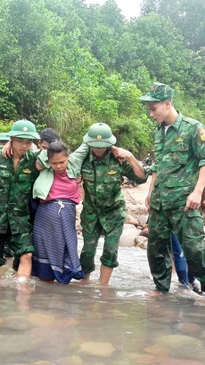 Các lực lượng hỗ trợ người dân qua lại ngầm tràn, điểm giao thông đảm bảo an toàn. (Ảnh: TTXVN phát)