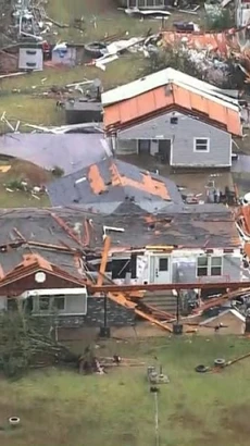 Nhiều ngôi nhà ở Oklahoma bị tàn phá. (Ảnh: CNN)