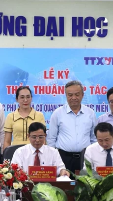 Lãnh đạo Cơ quan Thông tấn xã Việt Nam khu vực Miền Trung-Tây Nguyên và Trường Đại học Phú Yên ký kết hợp tác truyền thông. (Ảnh: Tường Quân)