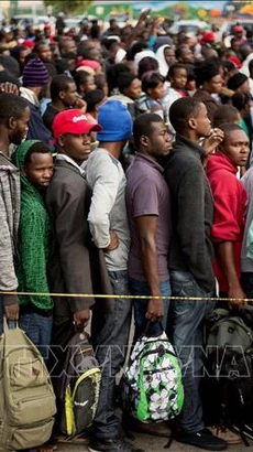 Người di cư xếp hàng bên ngoài một văn phòng di trú ở Tijuana, Mexico để đăng ký nhập cư vào Mỹ ngày 3/10/2016. (Ảnh (tư liệu): AFP/TTXVN)