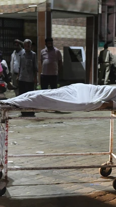 Chuyển thi thể nạn nhân thiệt mạng trong vụ giẫm đạp tại Hathras, bang Uttar Pradesh, Ấn Độ, ngày 3/7/2024. (Ảnh: THX/TTXVN)