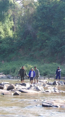 Các chiến sỹ Đội quy tập 192 băng rừng, vượt suối trên đất bạn Lào để đưa đồng đội trở về quê hương. (Ảnh: TTXVN phát)