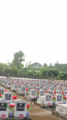Nghĩa trang liệt sĩ Dốc Bà Đắc (phường Thới Sơn, thị xã Tịnh Biên, tỉnh An Giang), nơi an nghỉ của hơn 9.000 liệt sĩ quân tình nguyện và chuyên gia Việt Nam hy sinh qua các thời kỳ chiến tranh ở Campuchia và trong nước.( Ảnh: Công Mạo/TTXVN) 