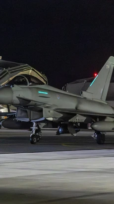 Hình ảnh do Bộ Quốc phòng Anh cung cấp cho thấy máy bay chiến đấu của không quân Hoàng gia Anh trở về căn cứ quân sự Akrotiri ở đảo Síp trên Địa Trung Hải, sau chiến dịch không kích do Mỹ dẫn đầu nhằm vào lực lượng Houthi ở Yemen. (Ảnh: AFP/TTXVN)