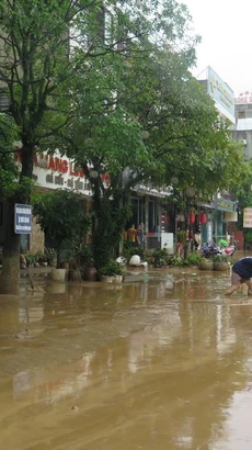 Người dân dọn dẹp vệ sinh trên đường An Dương Vương, thành phố Lào Cai. (Ảnh: Hồng Ninh/TTXVN)