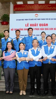 Lãnh đạo Uỷ ban Mặt trận Tổ Quốc Việt Nam Thành phố cùng đại diện các tình nguyện viên tham gia lễ xuất quân. (Ảnh: Xuân Khu/TTXVN)