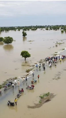 Lượng mưa lớn đã khiến một con đập bị vỡ, tàn phá một vườn thú thuộc sở hữu nhà nước. (Nguồn: AFP)