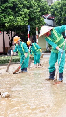 Công nhân vệ sinh môi trường dọn dẹp các tuyến phố trên địa bàn thành phố Thái Nguyên. (Ảnh: Trần Trang/TTXV)