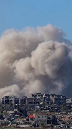 Khói bốc lên sau cuộc không kích của Israel xuống Dải Gaza. (Ảnh: AFP/TTXVN)