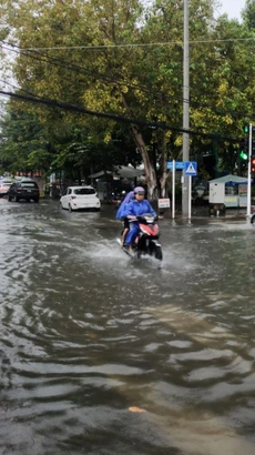 Mưa lớn kéo dài kết hợp triều cường gây ngập cục bộ. (Ảnh: Phạm Minh Tuấn/TTXVN)