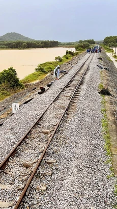 Đoạn đường sắt qua khu gian Sa Lung-Tiên An bị nước lũ gây hư hỏng nặng với tổng chiều dài hơn 1,3km đã được khắc phục, thông tuyến chiều 29/10. (Ảnh: Nguyên Linh/TTXVN)