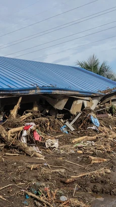 Cảnh tàn phá sau bão Trami tại tỉnh Batangas, Philippines, ngày 25/10/2024. (Ảnh: THX/TTXVN)