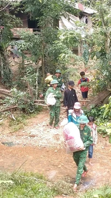 Đồn Biên phòng Làng Ho phối hợp với chính quyền xã Lâm Thủy và các lực lượng liên quan đã vận động và hỗ trợ di dời 13 hộ dân đến nơi an toàn. (Ảnh: TTXVN)