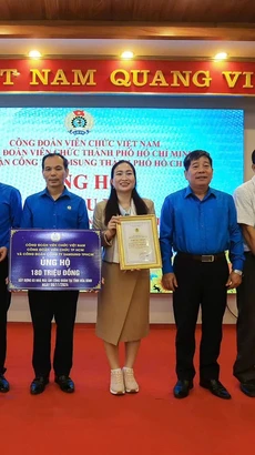 Phó Chủ tịch Công đoàn Viên chức Việt Nam Nguyễn Văn Đông dẫn đầu đoàn công tác đã đến thăm và tặng quà gia đình bị thiệt hại do bão số 3 tại Hòa Bình. (Nguồn: TTXVN)