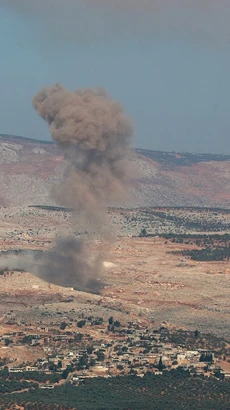 (Tư liệu) Khói bốc lên sau một vụ không kích tại Idlib, Syria. (Ảnh: AFP/TTXVN)