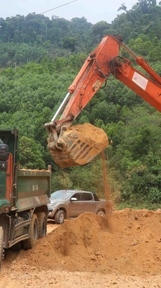 Trong năm 2024, huyện Nam Trà My đã triển khai đồng thời các khu tái định cư tập trung và tái định cư xen ghép tại chỗ cho 250 hộ đồng bào ở các xã Trà Tập, Trà Cang, Trà Linh và Trà Vân. (Ảnh: Đoàn Hữu Trung/TTXVN) 