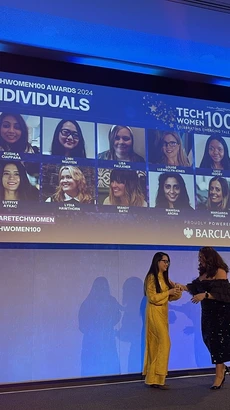 Tiến sỹ Nguyễn Thụy Bá Linh (trái) cùng Tiến sy Vanessa Vallely, Trưởng ban tổ chức giải TechWomen 100 2024, trong đêm trao giải ở London. (Ảnh: Minh Hợp/TTXVN) 