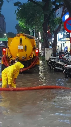 Mưa lớn kéo dài tại Hà Nội vào tối 12/5 khiến nhiều tuyến phố bị ngập sâu từ 30-50cm. (Ảnh: Hoàng Hiếu/TTXVN)