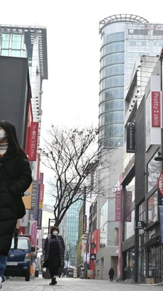 Người dân trên đường phố Seoul (Hàn Quốc). (Ảnh: AFP/TTXVN)