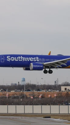 Máy bay của hãng hàng không Southwest Airlines hạ cánh xuống sân bay Chicago Midway, bang Illinois (Mỹ) ngày 28/12/2022. (Ảnh: AFP/TTXVN)