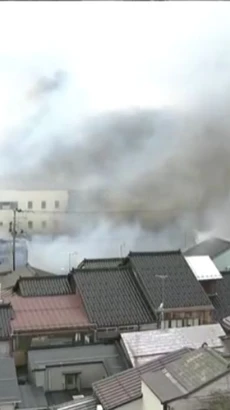 Khói bốc lên trong một vụ hỏa hoạn ở Niigata (Nhật Bản). (Hình ảnh từ một video của BBC)