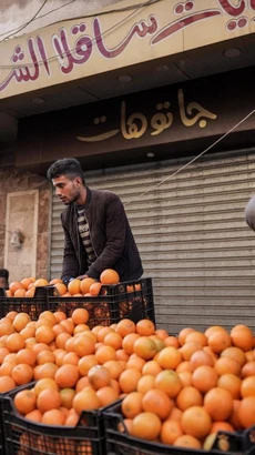 Một quầy bán hoa quả trong chợ ở Deir el-Balah, miền Trung Dải Gaza ngày 9/4/2024. (Ảnh: AFP/TTXVN)