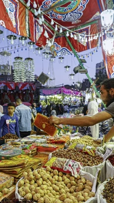 Người dân mua sắm tại một chợ ở Cairo (Ai Cập). (Ảnh: AFP/TTXVN)