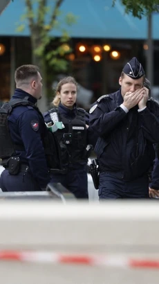 Cảnh sát Pháp được triển khai tại hiện trường một vụ việc ở Paris hồi tháng 10 năm ngoái. (Ảnh: AFP/TTXVN)