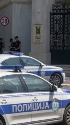 Cảnh sát được triển khai tại hiện trường vụ tấn công bên ngoài Đại sứ quán Israel ở Thủ đô Belgrade (Serbia), ngày 29/6/2024. (Ảnh: AP/TTXVN)