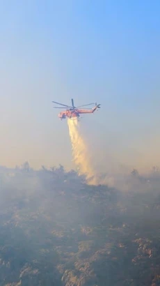 Trực thăng cứu hỏa tham gia dập đám cháy rừng gần Athens (Hy Lạp) ngày 29/6/2024. (Ảnh: Reuters/TTXVN)
