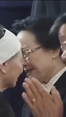 Khoảnh khắc sẻ chia nghẹn lòng giữa phu nhân hai Tổng Bí thư Việt-Lào