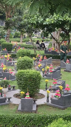 Các đại biểu thắp hương tại các mộ phần Anh hùng Liệt sỹ tại Nghĩa trang Liệt sỹ Thành phố Hồ Chí Minh. (Ảnh: Thanh Vũ/TTXVN)