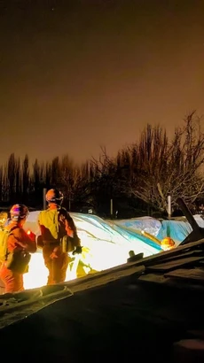 Lực lượng cứu hộ tìm kiếm nạn nhân sau một trận động đất tại Khu tự trị Tân Cương (Trung Quốc), ngày 23/1/2024. (Ảnh: THX/TTXVN)
