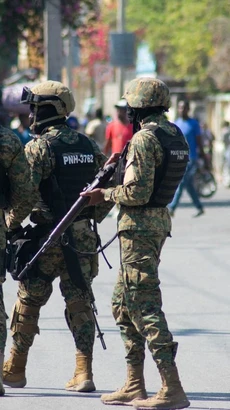 Cảnh sát siết chặt an ninh tại Port-au-Prince (Haiti) hồi tháng Ba năm nay. (Ảnh: AFP/TTXVN)