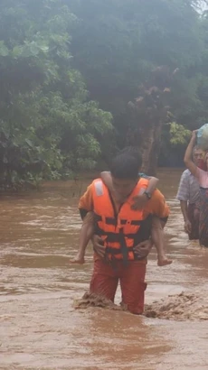 Lực lượng cứu hộ sơ tán người dân khỏi vùng ngập lụt tại Nay Pyi Taw (Myanmar), ngày 12/9/2024. (Ảnh: THX/TTXVN)